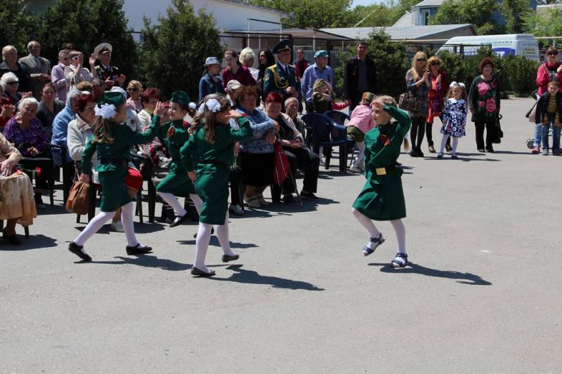 torzhestvennaya_chastj_prohozhdenie_lichnogo_sostava_garnizona_koncert_09_05_2016_84_web_84